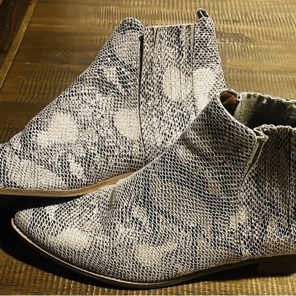 BEAST FASHION Snakeskin Pattern Textured Boots - Picture 7 of 7